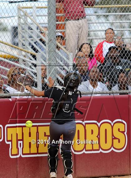 Thumbnail 1 in Vaughn vs. View Park (CIF LA City Section D4 Final) photogallery.
