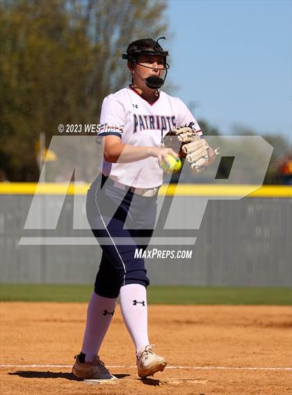 Thumbnail 2 in Lewisburg vs. Dyersburg photogallery.