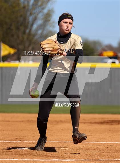 Thumbnail 2 in Lewisburg vs. Dyersburg photogallery.