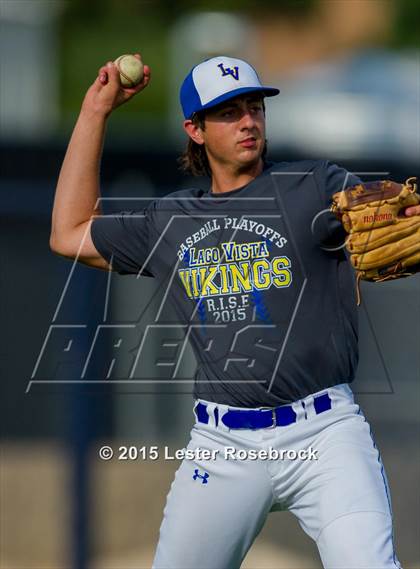 Thumbnail 2 in Banquete vs. Lago Vista (3A Regional Semifinal) photogallery.
