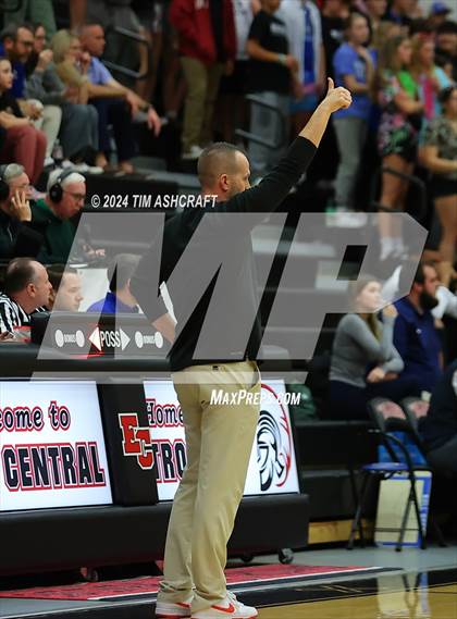 Thumbnail 1 in Columbus East vs Columbus North (IHSAA 4A Section 14 Round 1) photogallery.