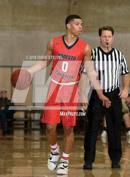 Thumbnail 2 in Modesto Christian vs. Jesuit (Fr. Barry Christmas Classic) photogallery.
