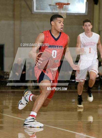 Thumbnail 2 in Modesto Christian vs. Jesuit (Fr. Barry Christmas Classic) photogallery.