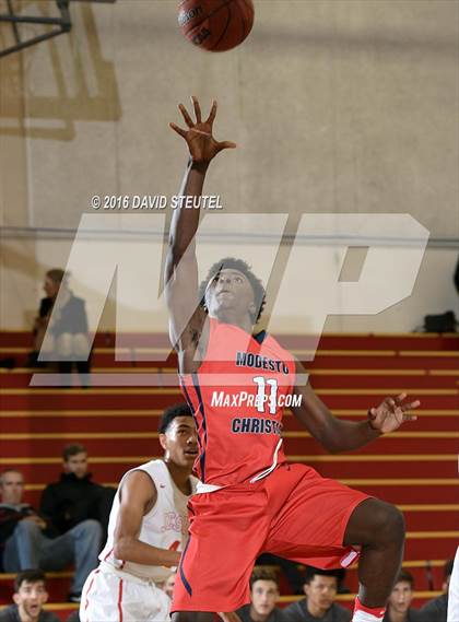 Thumbnail 2 in Modesto Christian vs. Jesuit (Fr. Barry Christmas Classic) photogallery.