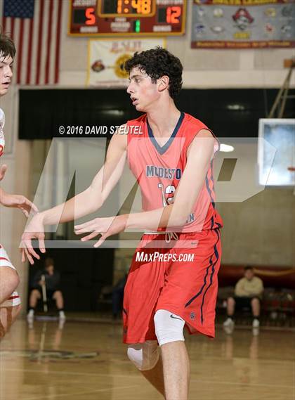 Thumbnail 2 in Modesto Christian vs. Jesuit (Fr. Barry Christmas Classic) photogallery.