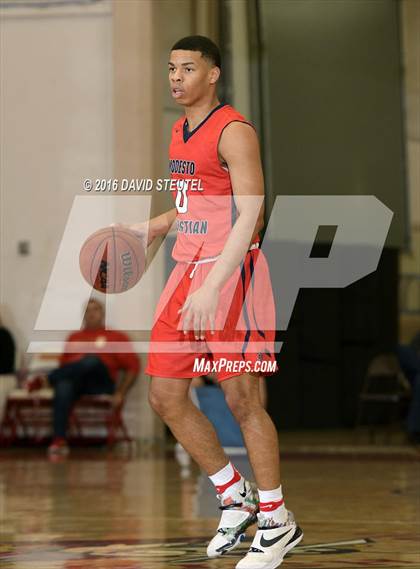 Thumbnail 2 in Modesto Christian vs. Jesuit (Fr. Barry Christmas Classic) photogallery.