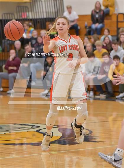 Thumbnail 2 in Illini Bluffs vs. Havana (IHSA 1A Regional Final) photogallery.