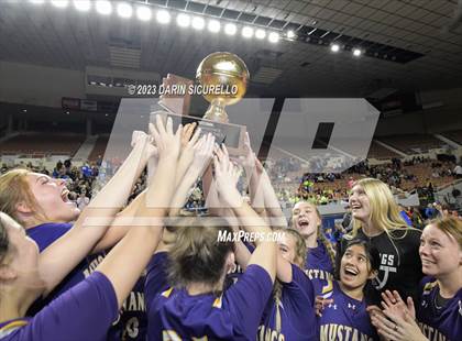 Thumbnail 2 in Sunrise Mountain vs Canyon View (AIA 5A Final Awards) photogallery.