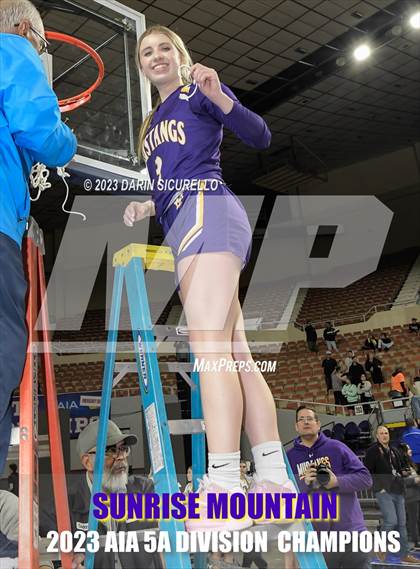 Thumbnail 2 in Sunrise Mountain vs Canyon View (AIA 5A Final Awards) photogallery.