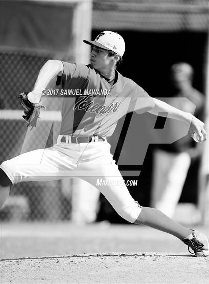 Thumbnail 3 in Taft vs Granada Hills Charter photogallery.
