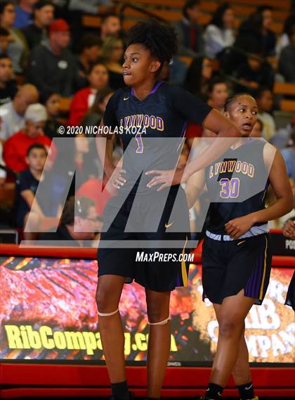 Thumbnail 2 in Mater Dei vs. Lynwood (CIF SS Open Playoffs) photogallery.