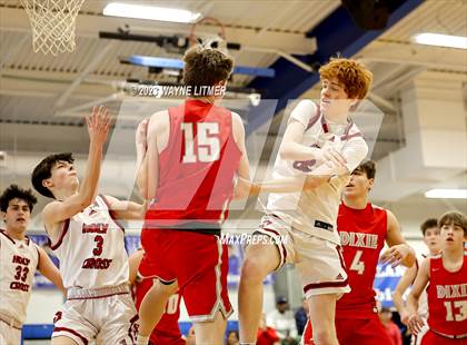 Thumbnail 2 in Dixie Heights vs Holy Cross photogallery.