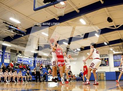 Thumbnail 2 in Dixie Heights vs Holy Cross photogallery.