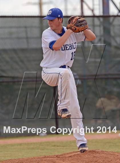 Thumbnail 3 in Vandebilt Catholic vs. Neville (LHSAA 4A Quarterfinal Playoff) photogallery.