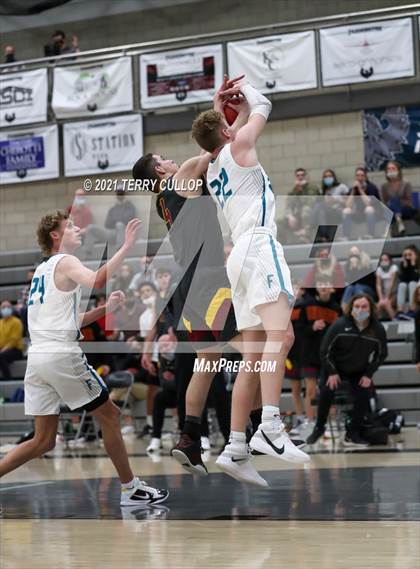 Thumbnail 2 in Mountain View vs. Farmington (UHSAA 5A Quarterfinal) photogallery.