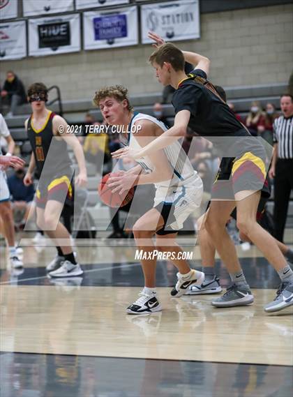 Thumbnail 1 in Mountain View vs. Farmington (UHSAA 5A Quarterfinal) photogallery.