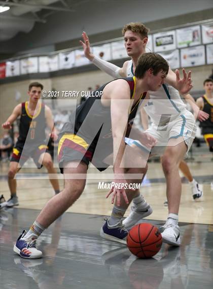 Thumbnail 3 in Mountain View vs. Farmington (UHSAA 5A Quarterfinal) photogallery.