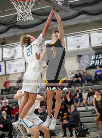 Thumbnail 1 in Mountain View vs. Farmington (UHSAA 5A Quarterfinal) photogallery.