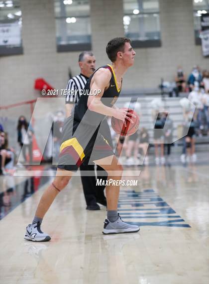 Thumbnail 1 in Mountain View vs. Farmington (UHSAA 5A Quarterfinal) photogallery.