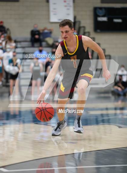 Thumbnail 1 in Mountain View vs. Farmington (UHSAA 5A Quarterfinal) photogallery.