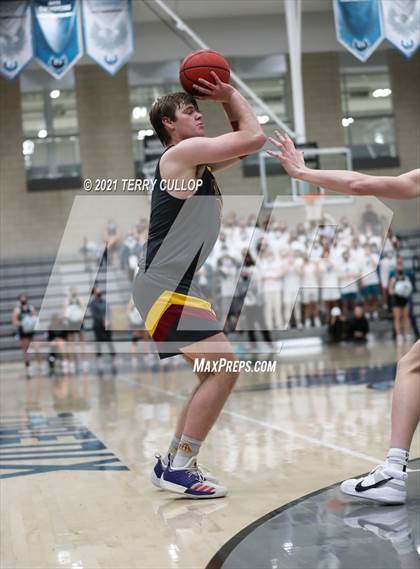 Thumbnail 2 in Mountain View vs. Farmington (UHSAA 5A Quarterfinal) photogallery.