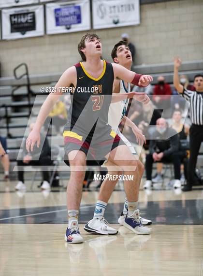 Thumbnail 2 in Mountain View vs. Farmington (UHSAA 5A Quarterfinal) photogallery.
