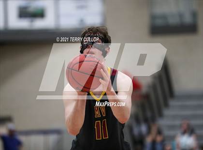 Thumbnail 2 in Mountain View vs. Farmington (UHSAA 5A Quarterfinal) photogallery.