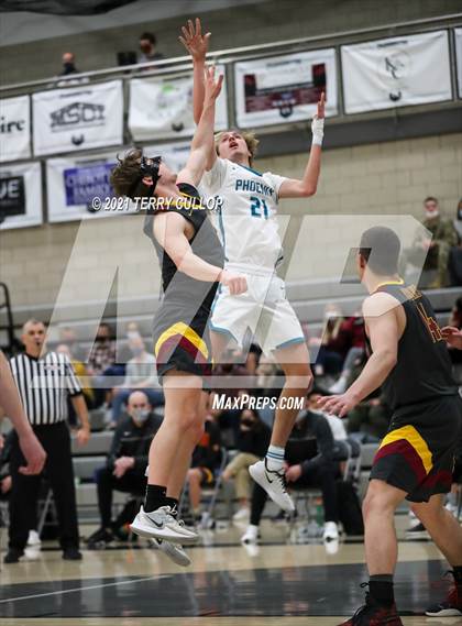 Thumbnail 2 in Mountain View vs. Farmington (UHSAA 5A Quarterfinal) photogallery.