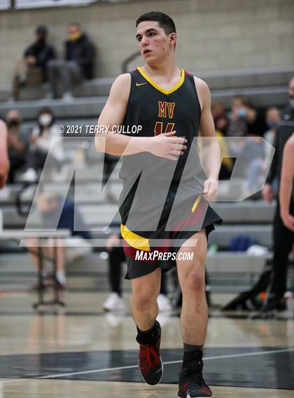 Thumbnail 2 in Mountain View vs. Farmington (UHSAA 5A Quarterfinal) photogallery.