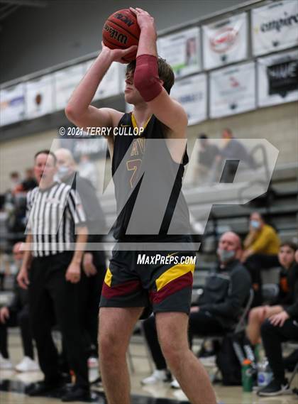 Thumbnail 3 in Mountain View vs. Farmington (UHSAA 5A Quarterfinal) photogallery.