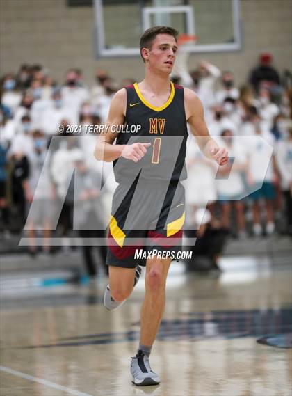 Thumbnail 3 in Mountain View vs. Farmington (UHSAA 5A Quarterfinal) photogallery.