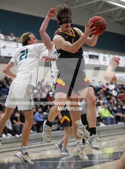 Thumbnail 3 in Mountain View vs. Farmington (UHSAA 5A Quarterfinal) photogallery.