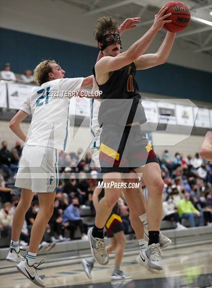 Thumbnail 2 in Mountain View vs. Farmington (UHSAA 5A Quarterfinal) photogallery.