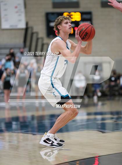 Thumbnail 1 in Mountain View vs. Farmington (UHSAA 5A Quarterfinal) photogallery.