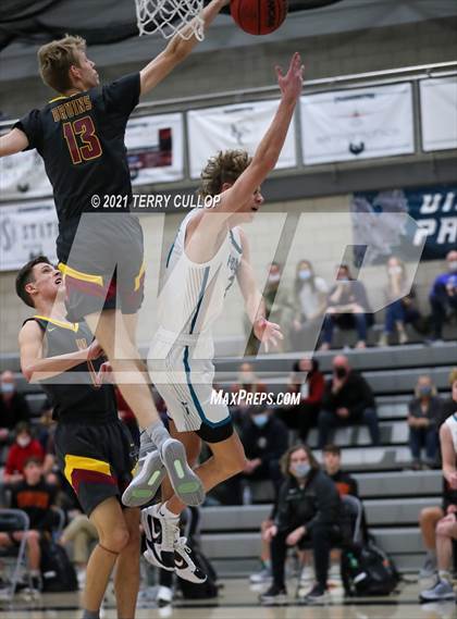 Thumbnail 1 in Mountain View vs. Farmington (UHSAA 5A Quarterfinal) photogallery.
