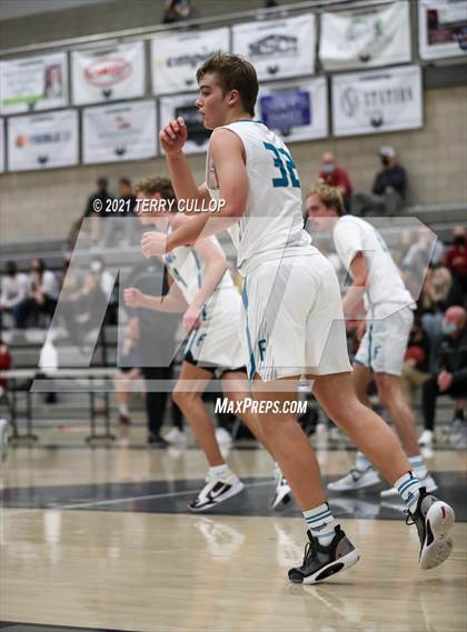 Thumbnail 2 in Mountain View vs. Farmington (UHSAA 5A Quarterfinal) photogallery.