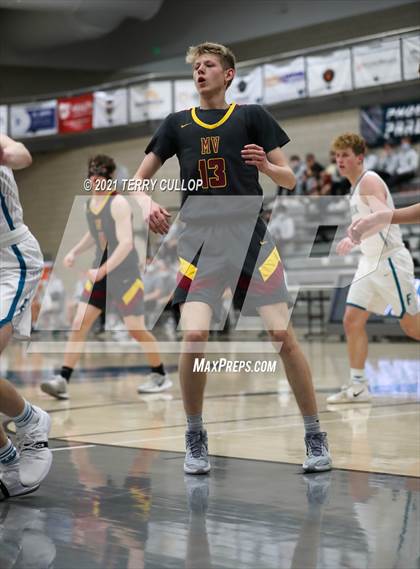 Thumbnail 2 in Mountain View vs. Farmington (UHSAA 5A Quarterfinal) photogallery.