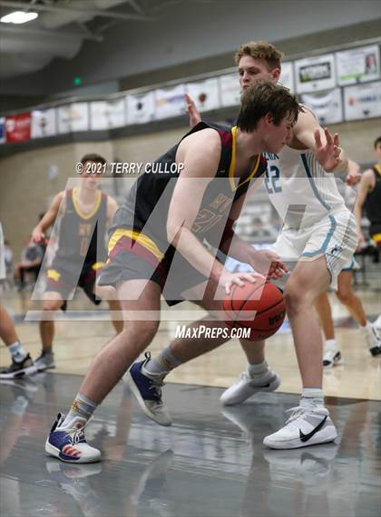 Thumbnail 2 in Mountain View vs. Farmington (UHSAA 5A Quarterfinal) photogallery.