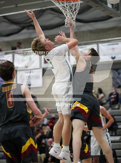 Thumbnail 3 in Mountain View vs. Farmington (UHSAA 5A Quarterfinal) photogallery.