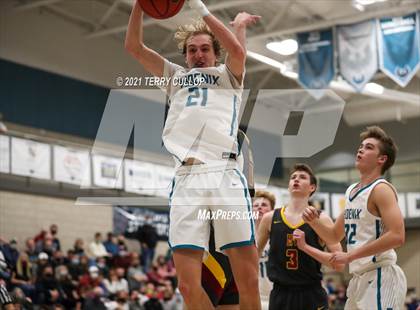 Thumbnail 1 in Mountain View vs. Farmington (UHSAA 5A Quarterfinal) photogallery.
