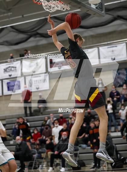 Thumbnail 1 in Mountain View vs. Farmington (UHSAA 5A Quarterfinal) photogallery.