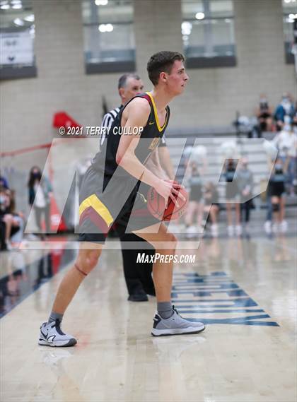 Thumbnail 3 in Mountain View vs. Farmington (UHSAA 5A Quarterfinal) photogallery.
