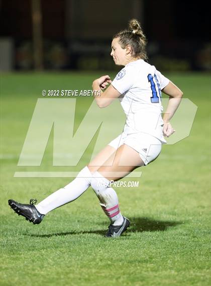 Thumbnail 3 in Valor Christian vs. Grandview photogallery.