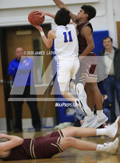 Thumbnail 1 in Irondequoit vs. Mendon (Section V Class1A Semifinal) photogallery.