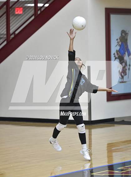 Thumbnail 2 in Estancia vs Navajo Prep photogallery.