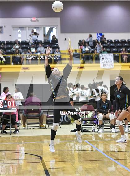 Thumbnail 2 in Estancia vs Navajo Prep photogallery.
