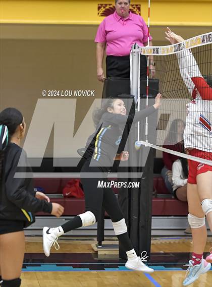 Thumbnail 2 in Estancia vs Navajo Prep photogallery.