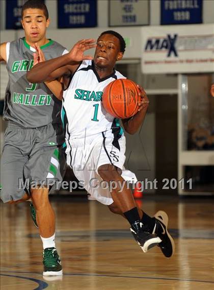 Thumbnail 3 in Santiago vs. Green Valley (MaxPreps Holiday Classic) photogallery.