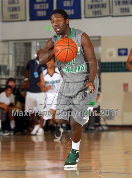 Thumbnail 2 in Santiago vs. Green Valley (MaxPreps Holiday Classic) photogallery.