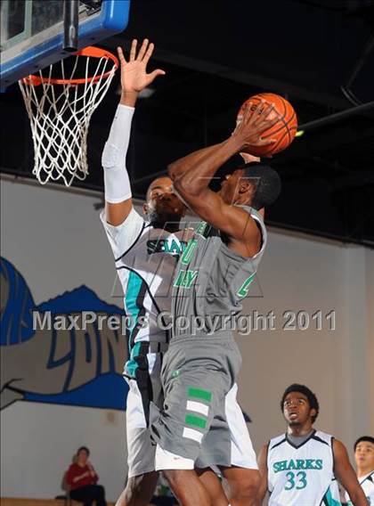 Thumbnail 2 in Santiago vs. Green Valley (MaxPreps Holiday Classic) photogallery.